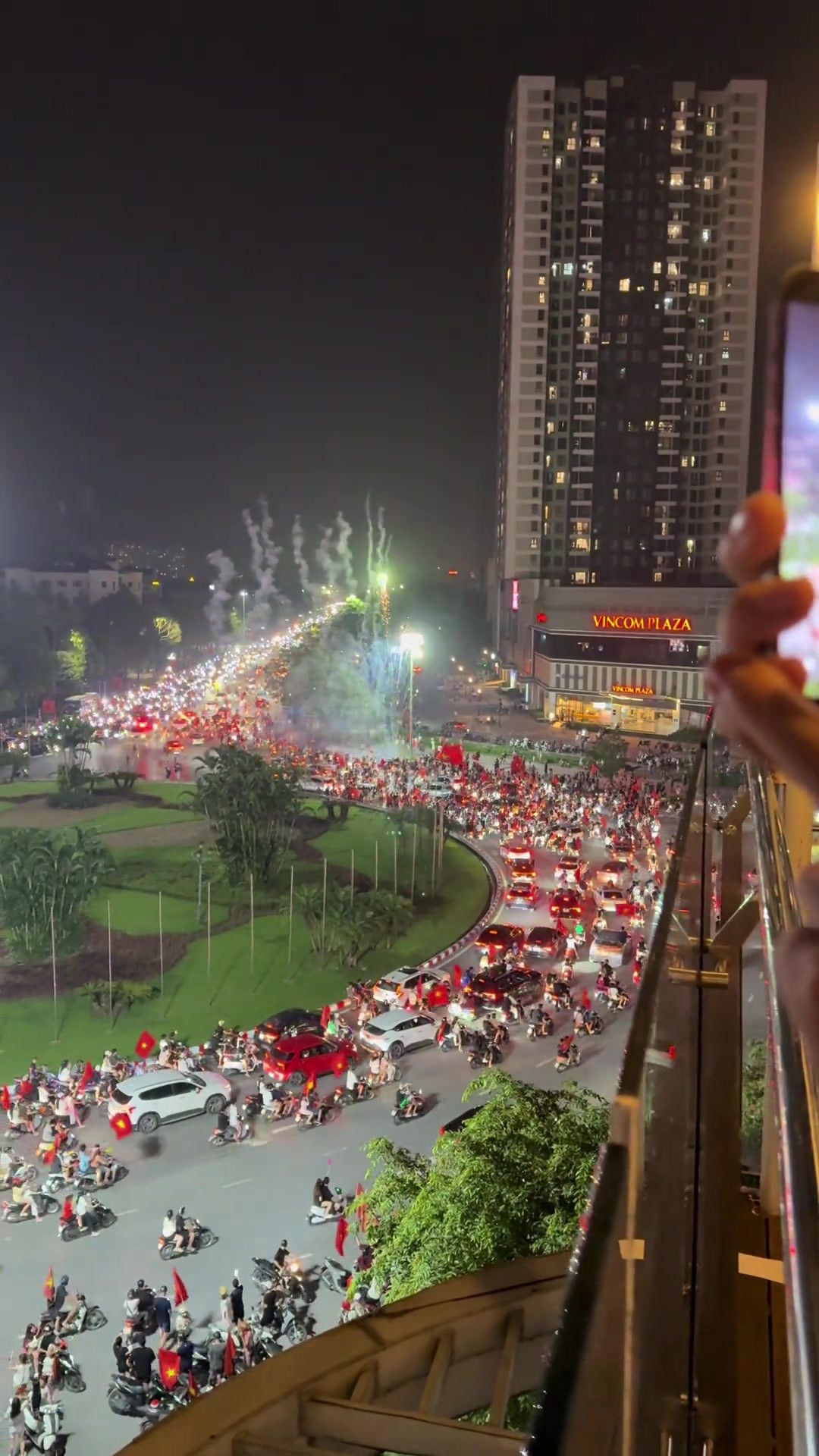 摩托车又出来炸街了！越南击败泰国卫冕东盟杯，球迷骑车上街庆祝