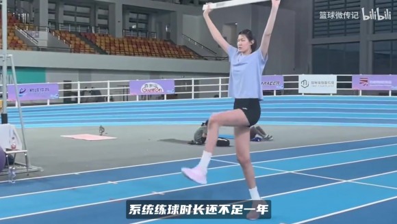 女篮新巨人曹熙琛火了!14岁2米20能扣篮,排球转篮球仅一年