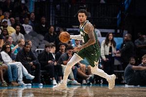 状态可以！库兹马半场9中5拿下12分7板3助 送精彩隔人暴扣